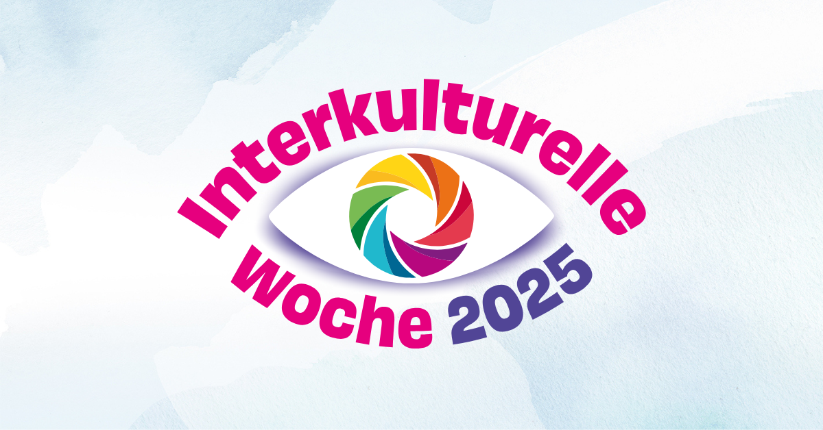 ein Auge mit bunter Iris und dem Schriftzug "Interkulturelle Woche 2025"