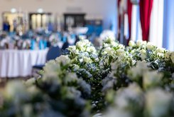 Viele Blumensträuße stehen bereit vor einer Bühne