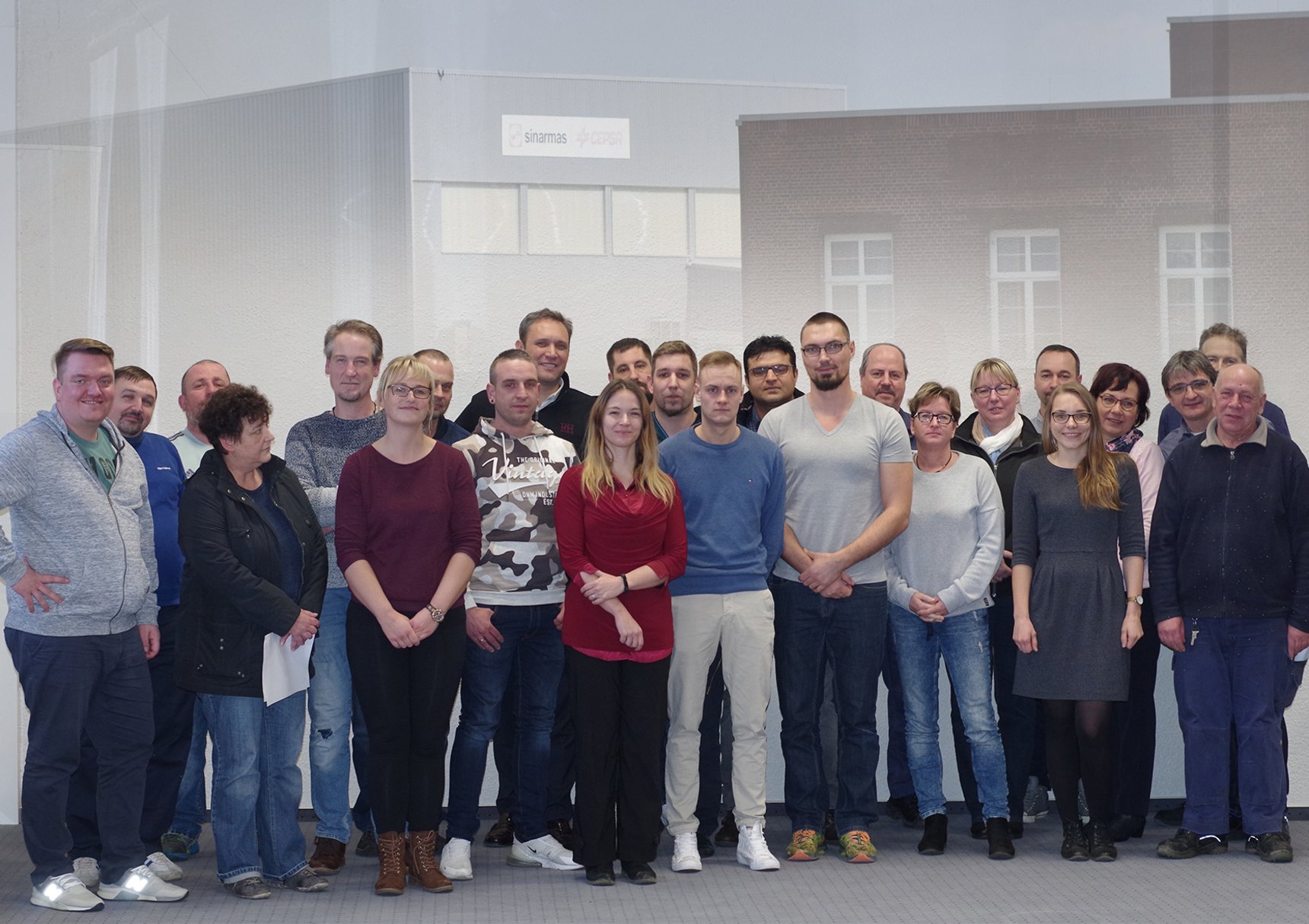 Gruppenfoto der Mitarbeiter von Sinarmas Cepsa Deutschland GmbH