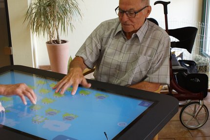 Bewohner des AWO Seniorenzentrum Naumburg - August-Reinstein-Haus bei einer Beschäftigung