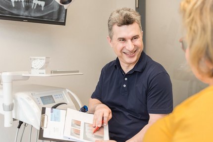 Zahnarzt Thorsten Töpel bei einer Behandlung