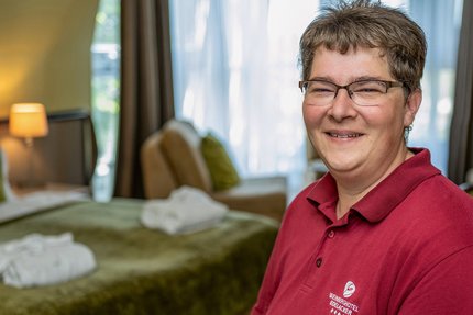 Eine Frau in Arbeitskleidung, Housekeeping im Weinberghotel Edelacker GmbH