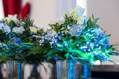 Viele Blumensträuße stehen bereit vor einer Bühne