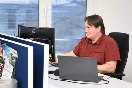 Ein Mitarbeitender der advanto Software GmbH an einem Computer