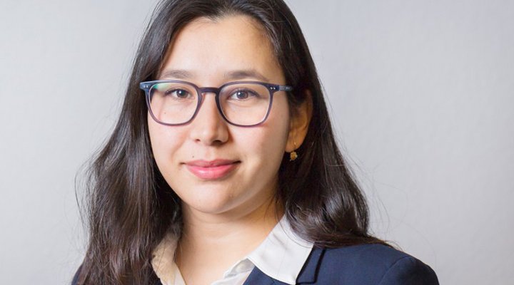 Das Bild zeigt eine junge Frau im Anzug. Abgebildet ist Zhara Kahwari.