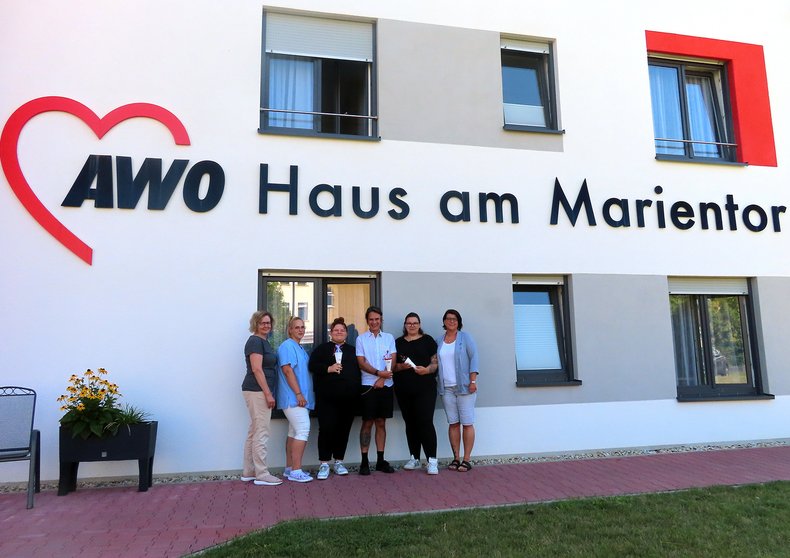Das Team vor dem Gebäude des AWO Seniorenzentrum Naumburg - Haus Am Marientor