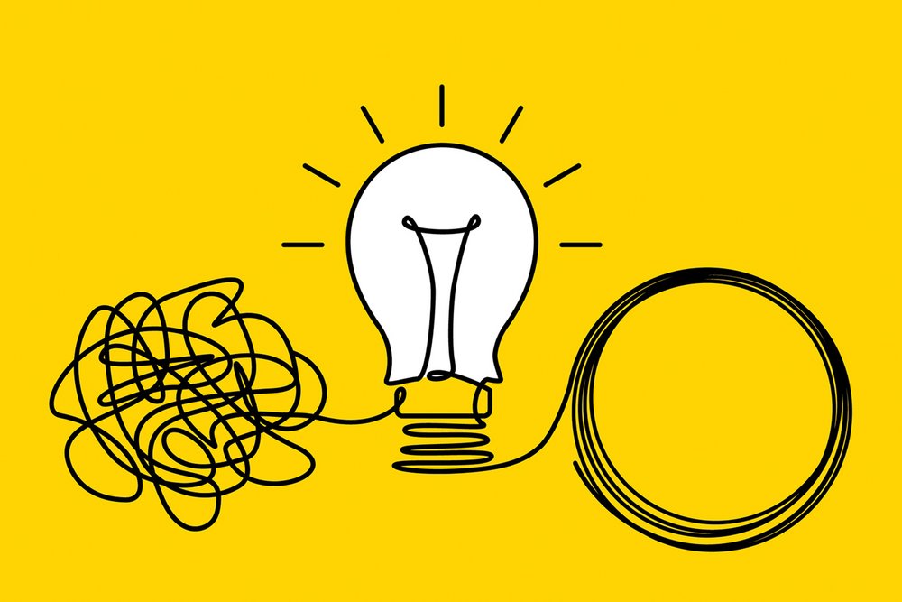 Die Grafik zeigt stilistisch ein ungeordnetes Wollknäuel, das sich durch eine Idee (Glühlampe) in Ordnung bringen lassen hat. 