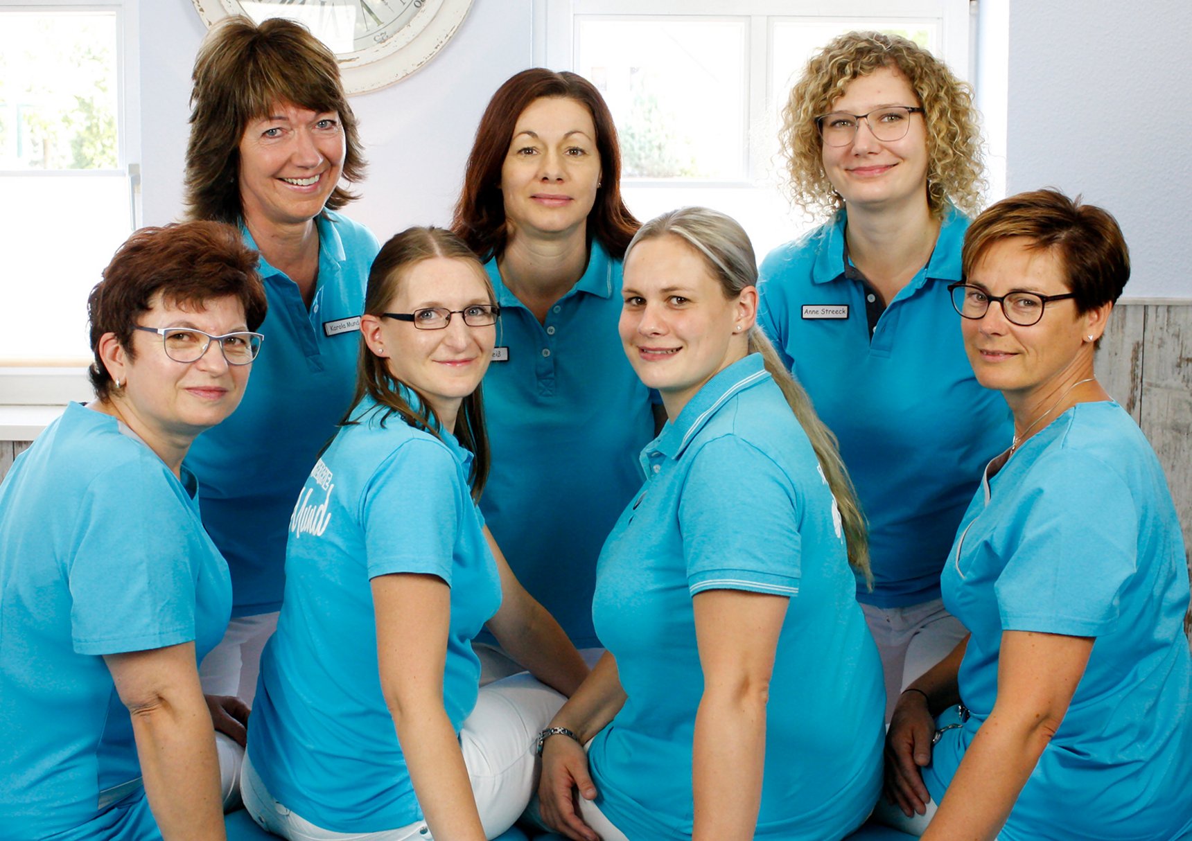 Gruppenfoto Mitarbeiterinnen der Physiotherapie Karola Mund