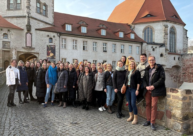 Das Team des Bildungszentrum für Gesundheitsberufe Magdeburg gemeinnützige GmbH auf einer Brücke