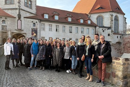 Das Team des Bildungszentrum für Gesundheitsberufe Magdeburg gemeinnützige GmbH auf einer Brücke