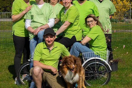 Ein Team der PflegeTeam Altmark GmbH mit Hund