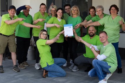 Ein Team der PflegeTeam Altmark GmbH mit Urkunde