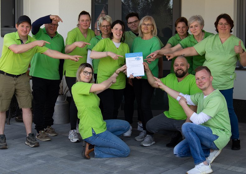 Ein Team der PflegeTeam Altmark GmbH mit Urkunde