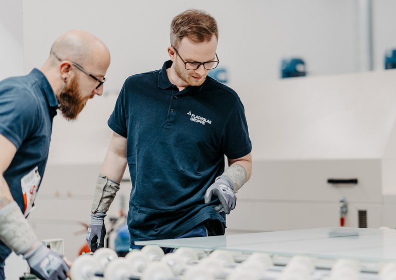 Mitarbeitende der Flachglas Nord-Ost GmbH bei der Qualitätskontrolle.
