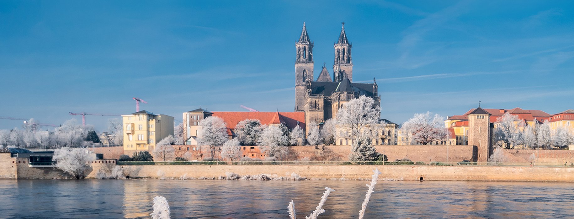 Magdebourg en hiver. Vue sur la silhouette de Magdebourg depuis l'autre rive de l'Elbe.