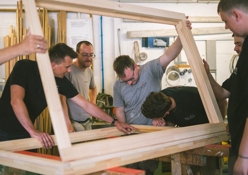 Ein Team der Tischlerei Dreyer bei der montage eines Fensters