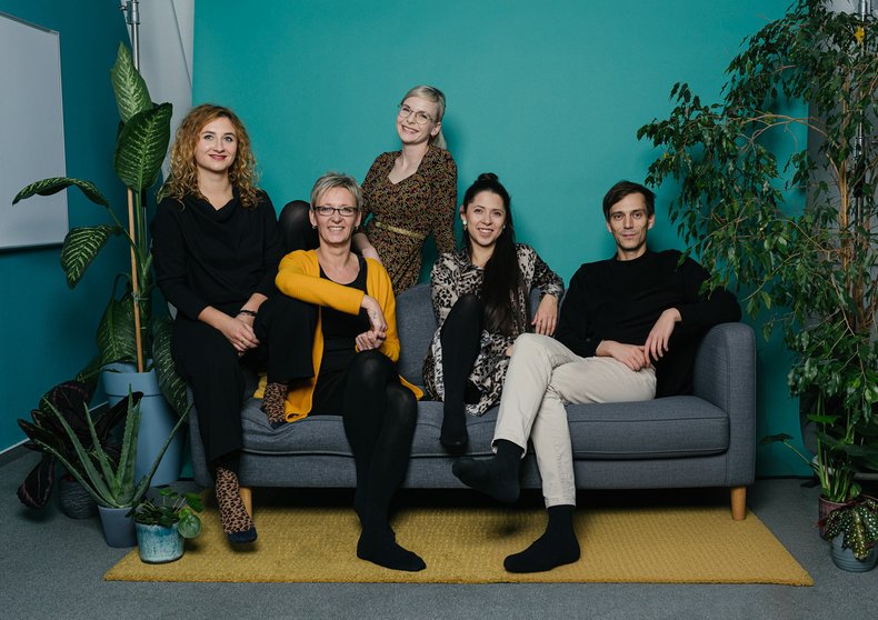 Team der H & L Coaching GmbH auf einem Sofa