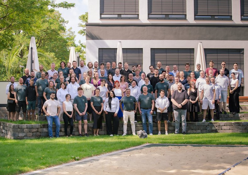 Das Team der Hasomed GmbH vor dem Firmengebäude