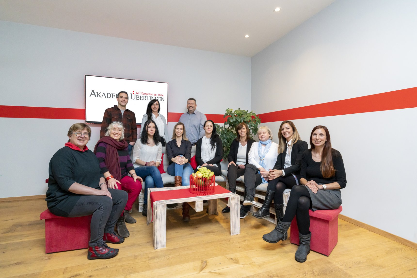Gruppenfoto der Mitarbeiter (12 Pesonen) der Akademie Überlingen N. Glasmeyer GmbH Standort Wernigerode/ Quedlinburg