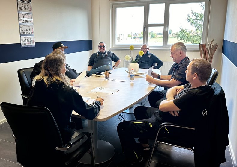 Das Team der Böhm Güterverkehrs GmbH - Niederlassung Bad Dürrenberg bei einer Besprechung