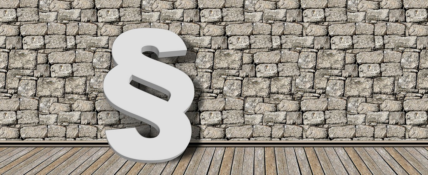 Paragraph vor Steinwand